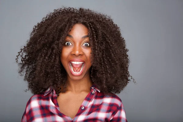 Portret Podekscytowany Młodej Kobiety Śmiejąc Się Otwartymi Ustami Szarym Tle — Zdjęcie stockowe