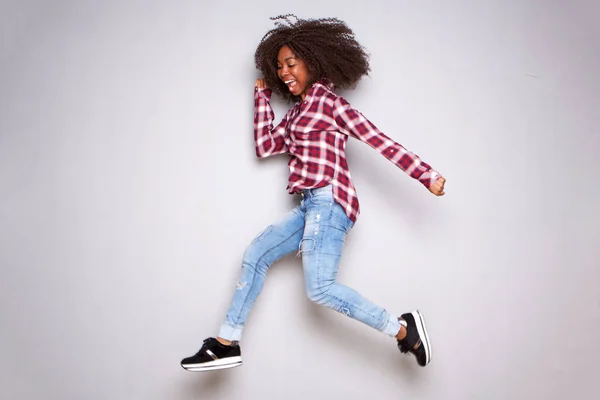 Volledige Lengte Portret Van Gelukkige Jonge Afrikaanse Vrouw Springen Witte — Stockfoto