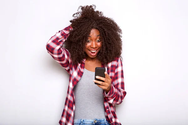 Retrato Una Joven Afroamericana Mirando Teléfono Móvil Con Expresión Sorprendida — Foto de Stock