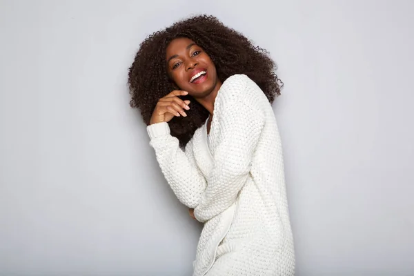 Retrato Mujer Feliz Posando Cárdigan Sobre Fondo Blanco — Foto de Stock