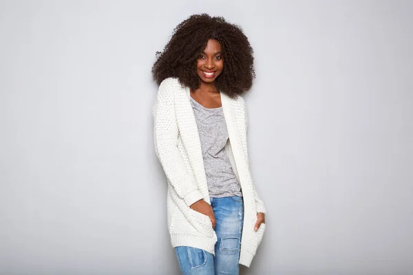 Retrato Del Modelo Femenino Africano Joven Moda Posando Sobre Fondo — Foto de Stock