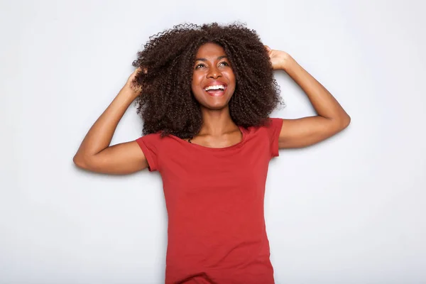 快乐的年轻非洲裔美国妇女的肖像微笑着用手在头发上白色背景 — 图库照片