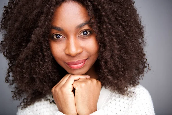 クローズ アップ セーターの若いアフリカ女性の肖像画 — ストック写真