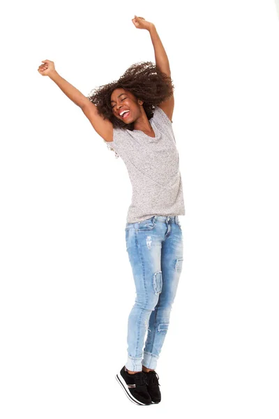 全身体肖像兴奋的年轻非洲妇女跳在空气中举起双手在白色背景 — 图库照片