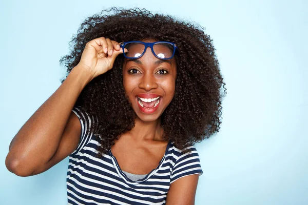 Retrato Cerca Joven Afroamericana Excitada Con Pelo Rizado Usando Gafas — Foto de Stock