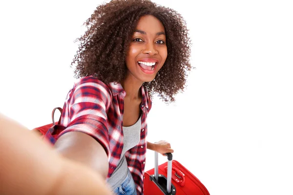 Portret Wesoły Młodych African American Kobieta Walizką Biorąc Selfie Białym — Zdjęcie stockowe