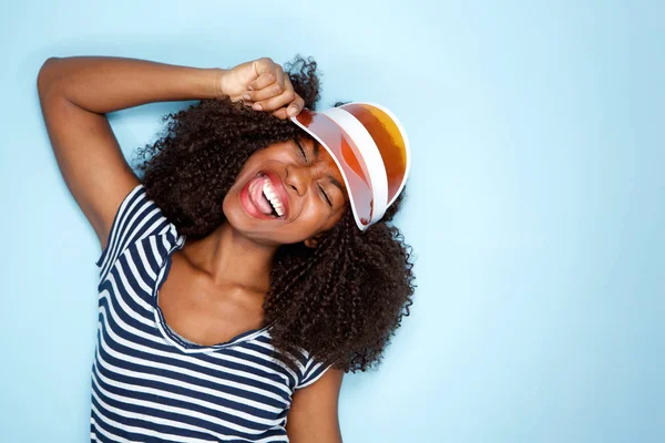 Retrato Cerca Joven Mujer Afroamericana Feliz Con Gorra Sobre Fondo —  Fotos de Stock