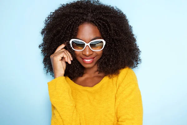파란색 바탕에 선글라스에 아프리카 여자의 초상화를 닫습니다 — 스톡 사진