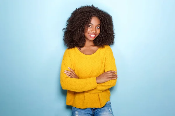 Retrato Atraente Jovem Afro Americana Com Braços Cruzados Fundo Azul — Fotografia de Stock