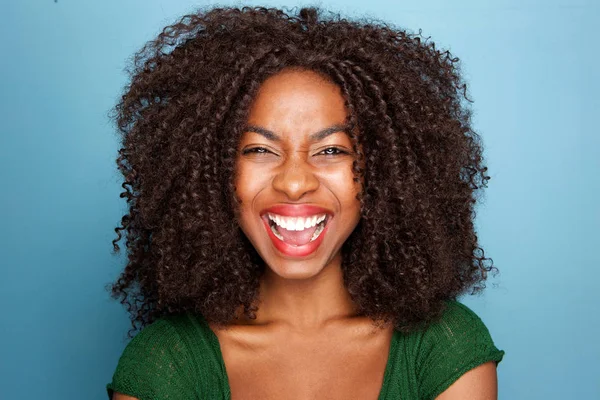 Cerca Excitada Joven Africana Riendo Con Boca Abierta Sobre Fondo — Foto de Stock