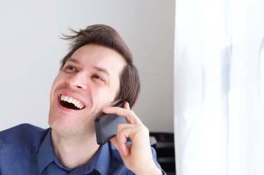 Telefon görüşmesi gülüyor tarihinde yakışıklı işadamı portresi kapatın