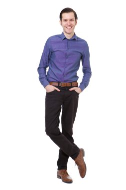 Gülümseyen genç adam ayakta beyaz arka plan üzerinde tam uzunlukta portresi