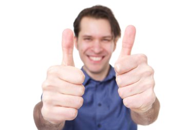 İki başparmak dayanabiliyor gülümseyen adam portresi kapatın 