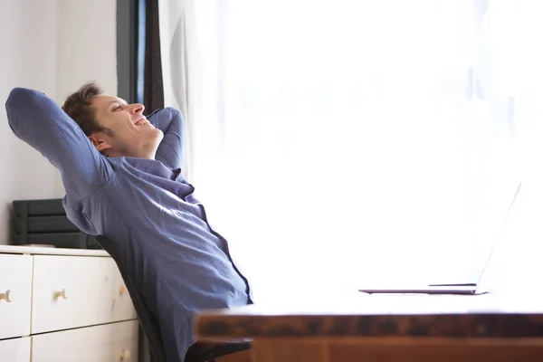 Portret Van Kant Van Casual Zakenman Pauze Leunend Terug Van — Stockfoto