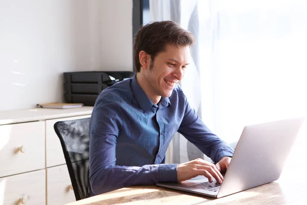 Seitenporträt Eines Glücklichen Geschäftsmannes Der Von Hause Aus Laptop Arbeitet — Stockfoto