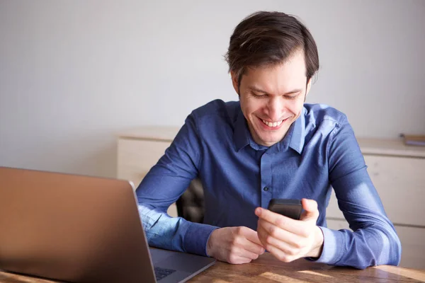 Portrét Usmívající Muž Sedící Domácí Kanceláři Drží Mobilní Telefon — Stock fotografie