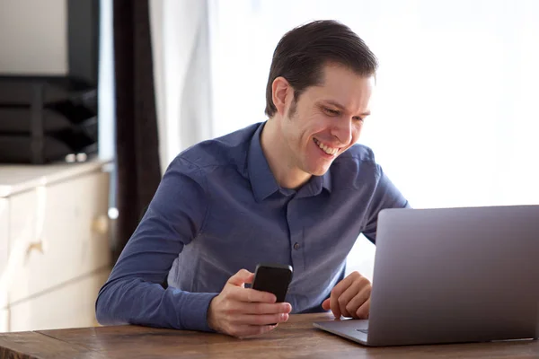 Nahaufnahme Porträt Eines Gut Aussehenden Lächelnden Mannes Der Mit Seinem — Stockfoto