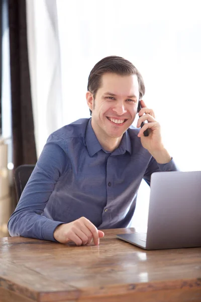 Portrait Jeune Homme Affaires Téléphone Travaillant Sur Ordinateur Portable — Photo