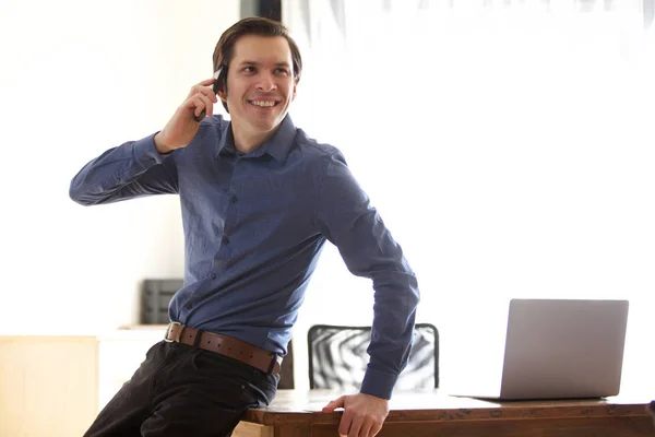 Telefon Görüşmesi Masanın Üzerine Eğilerek Üzerinde Mutlu Bir Adam Portresi — Stok fotoğraf