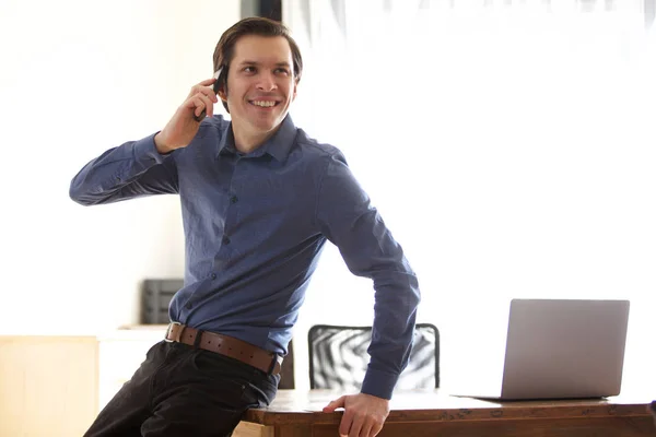 Portret Van Gelukkig Man Aan Telefoongesprek Leunend Bureau — Stockfoto