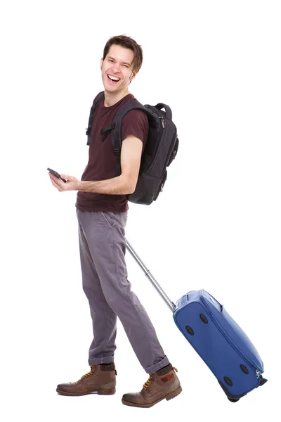 スーツケースとバックパックの携帯電話を保持するいるとハンサムな若い男の完全な長さの肖像画 — ストック写真