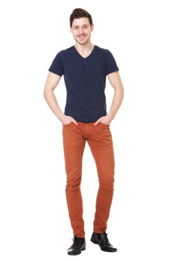 Genç yakışıklı adam beyaz arka plan karşı gülümseyen tam uzunlukta portresi