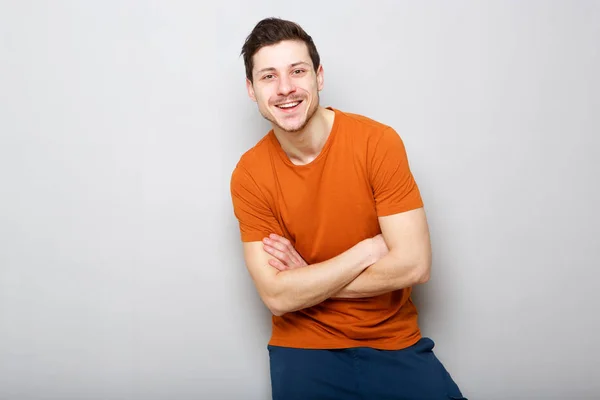 Retrato Jovem Legal Sorrindo Contra Fundo Cinza — Fotografia de Stock