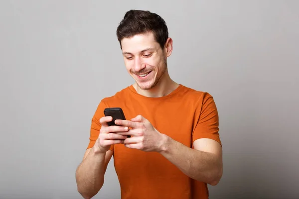 Ritratto Giovane Uomo Sorridente Che Guarda Messaggio Testo Sul Cellulare — Foto Stock