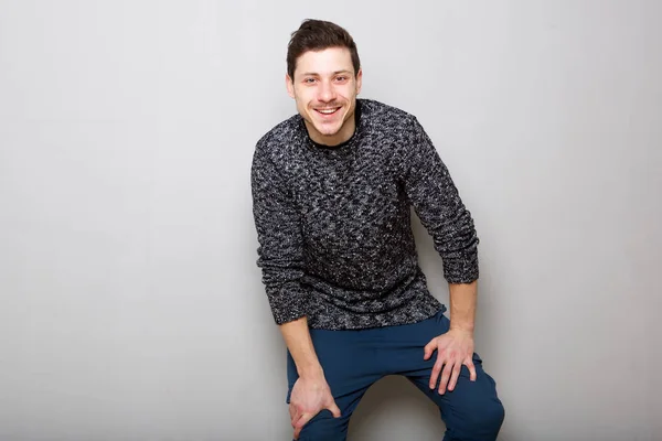 Retrato Joven Sonriente Sobre Fondo Gris —  Fotos de Stock