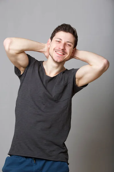 Portrait Jeune Homme Cool Souriant Avec Les Mains Derrière Tête — Photo