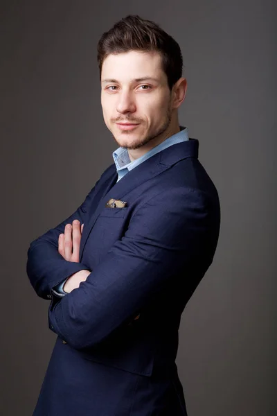 Retrato Joven Empresario Contra Pared Gris — Foto de Stock