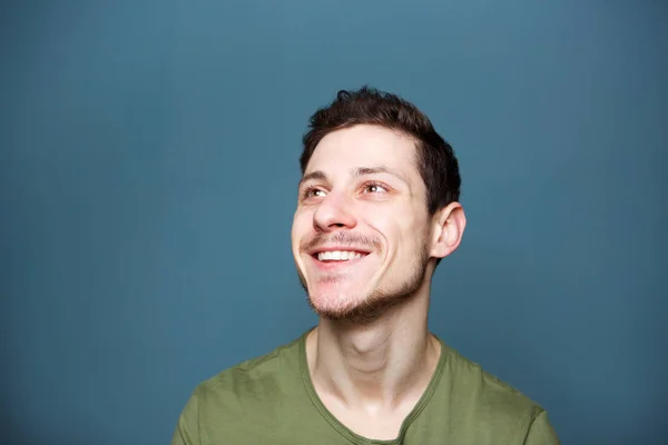 Yatay Bakarken Mutlu Genç Adam Portresi Kapatın — Stok fotoğraf