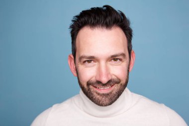 Ön mavi arka plan karşı sakallı yakışıklı adam portresi kapatın