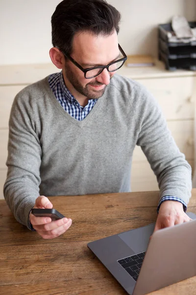 Portret Van Zakenman Die Laptop Werkt Houden Mobiel — Stockfoto