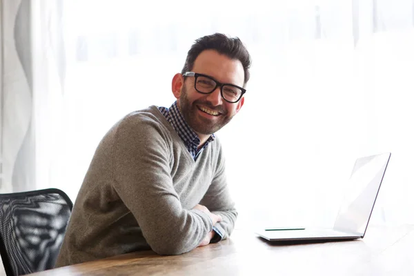 Retrato Hombre Negocios Feliz Sonriendo Con Ordenador Portátil —  Fotos de Stock