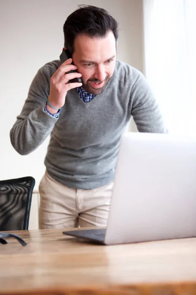 Porträtt Business Man Pratar Telefon Och Tittar Dator — Stockfoto