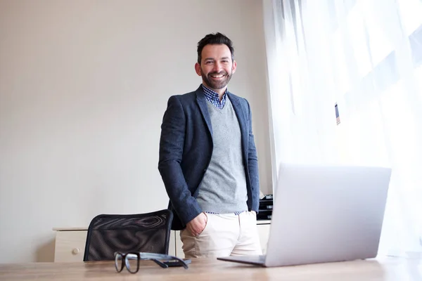 Porträt Eines Selbstbewussten Geschäftsmannes Der Mit Laptop Büro Lächelt — Stockfoto