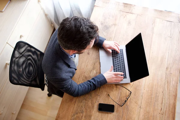 Portret Van Bovenaf Van Zakenman Die Laptopcomputer Werkt — Stockfoto