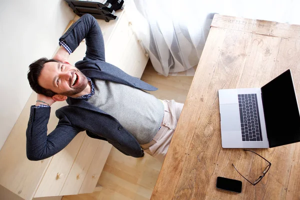 Portrét Šťastný Podnikatel Relaxační Kanceláři Notebookem — Stock fotografie