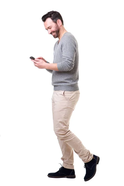 Volledige Lengte Kant Portret Van Man Lopen Met Mobiele Telefoon — Stockfoto