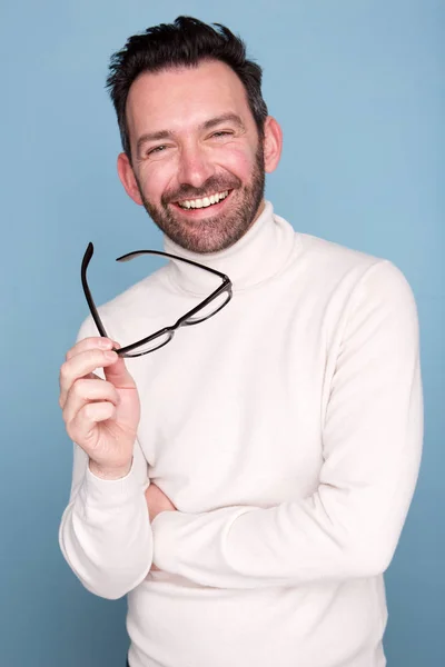 Retrato Hombre Feliz Posando Sobre Fondo Azul Con Gafas —  Fotos de Stock