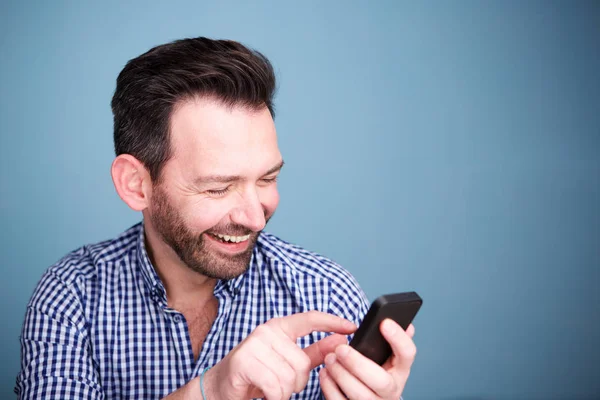 Close Van Portret Van Gelukkig Man Kijken Tekstbericht Mobiel — Stockfoto