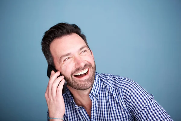 Primer Plano Retrato Del Hombre Feliz Hablando Por Teléfono Móvil — Foto de Stock