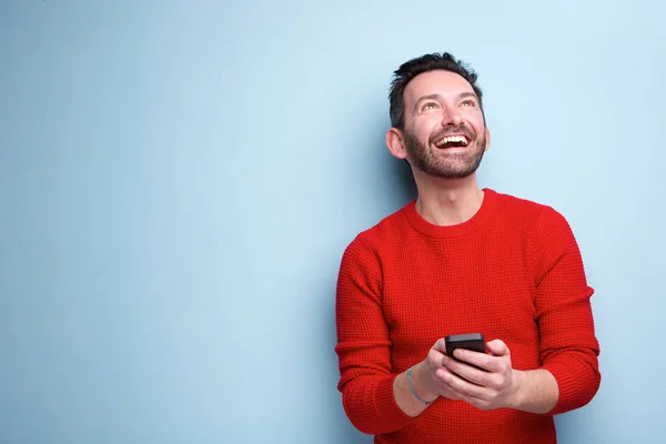 Portret Van Vrolijke Man Met Mobiele Telefoon Opzoeken — Stockfoto