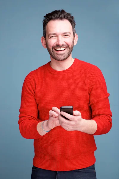 Retrato Hombre Alegre Con Barba Sosteniendo Teléfono Móvil Sobre Fondo — Foto de Stock