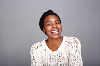 Beyaz kazaklı kadın portre siyah çekici gülen kadar kapatın