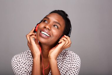 Kulaklıklar müzik dinlerken mutlu siyah kadın portresi kapatın