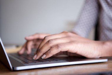 dizüstü bilgisayarda yazarak eller portresi kapatın