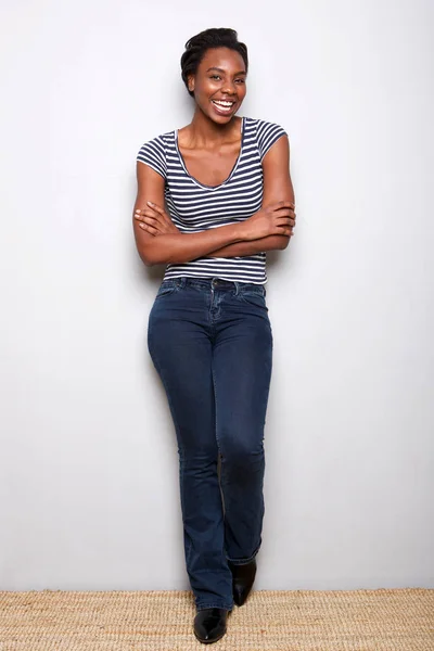 腕を組んで笑って立っている背の高い黒人女性の完全な長さの肖像画 — ストック写真