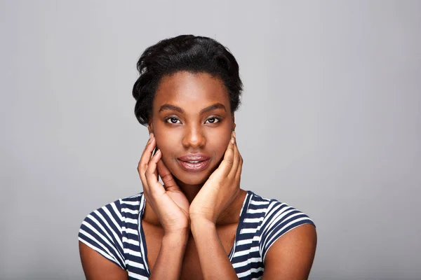 Close Retrato Bela Mulher Negra Com Mãos Rosto — Fotografia de Stock